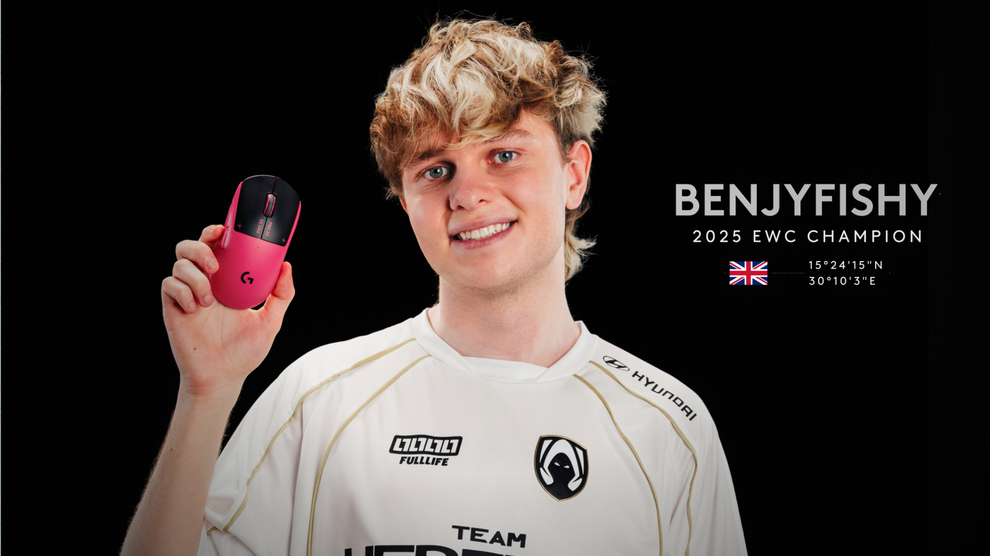 PRO X3 SUPERSTRIKE Pink Eclipse held by a pro player