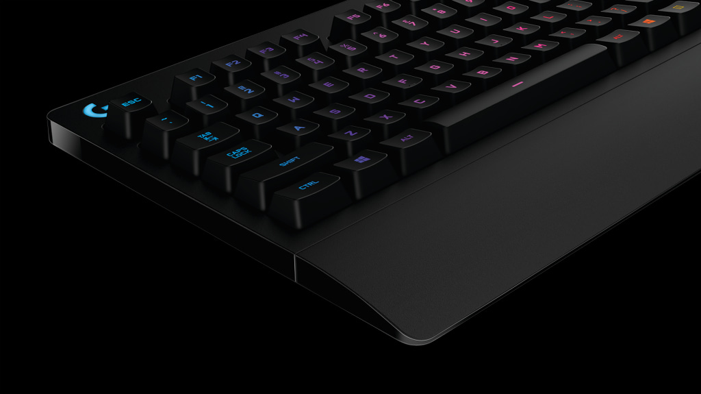 G213-PELINÄPPÄIMISTÖ RGB-VÄRIVALOIN