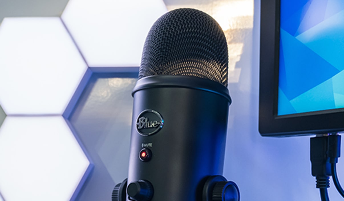 Logitech for Creators Blue Yeti Game Streaming Kit with Yeti USB Gaming  Mic, Streaming, Twitch, Discord, Studio Quality Sound, Exclusive Streamlabs