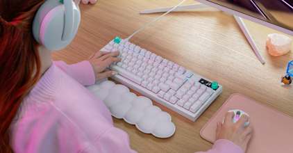 Using the white Logitech G305 X SUPERLIGHT gaming mouse