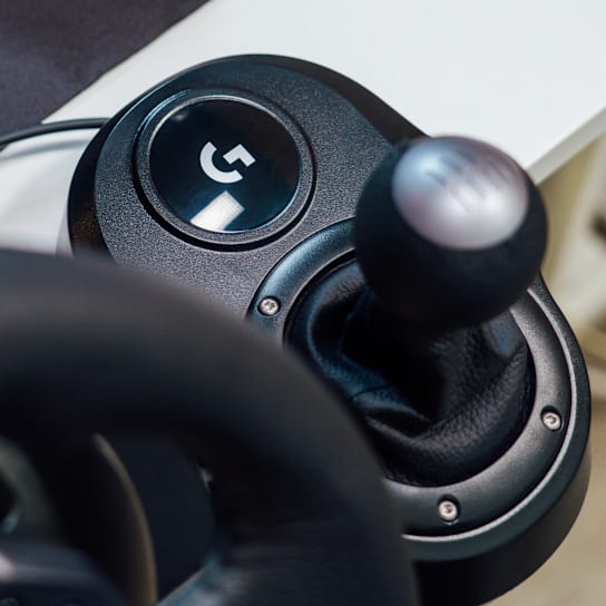 Logitech g driving force shifter v uporabi z gaming volanom za dirkaške simulacije