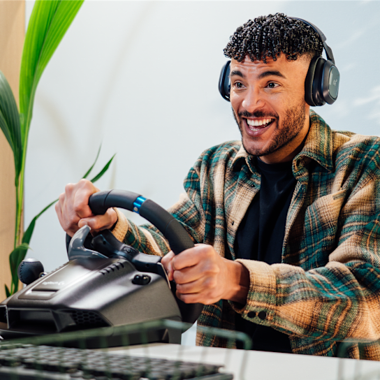 Logitech driving force volan v uporabi na gaming mizi