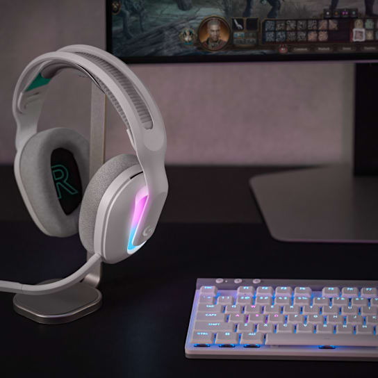 Logitech g522 lightspeed bele slušalke na gaming mizi ob tipkovnici