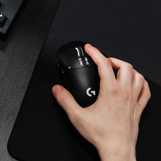 Logitech G PRO X3 SUPERSTRIKE 電競滑鼠握持展示
