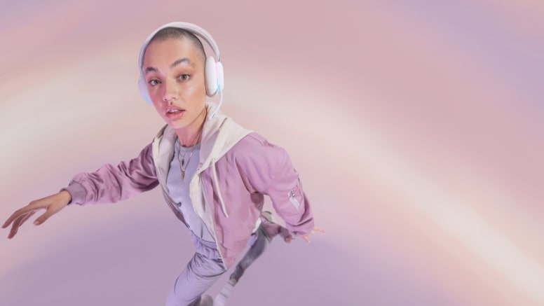 Logitech g735 white mist brezžične slušalke lifestyle prikaz