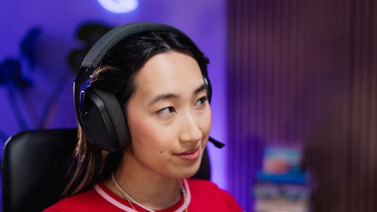Logitech g321 lightspeed črne gaming slušalke na uporabnici