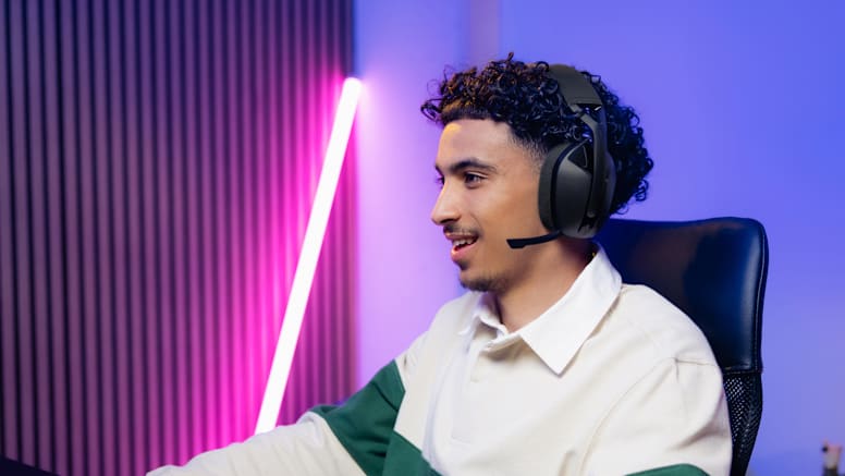 Logitech g321 lightspeed črne slušalke med uporabo pri igranju