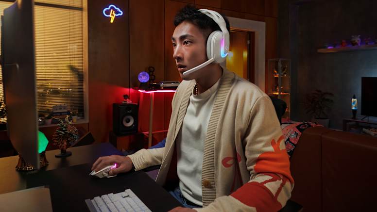 Uporabnik nosi logitech g522 lightspeed gaming slušalke med igranjem