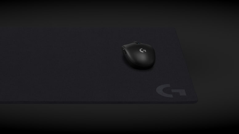 Logitech g740 gaming podloga z miško na črni površini
